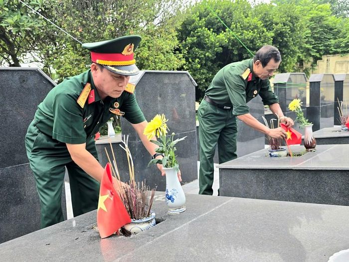 Các cựu chiến binh thắp hương tại các phần mộ liệt sĩ