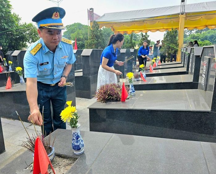 Cán bộ, chiến sĩ Quân chủng Phòng không - Không quân thắp hương tại các phần mộ liệt sĩ