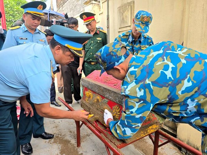 Tiểu hài cốt được vệ sinh bên ngoài trước khi chuyển sang khu vực lấy mẫu