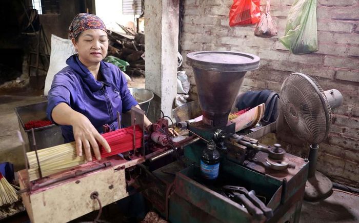 Ngươi dân tổ dân phố Cao (phường Sơn Nam, tỉnh Hưng Yên) sản xuất các sản phẩm hương để phục vụ thị trường Tết. Ảnh: Thế Duyệt - TTXVN