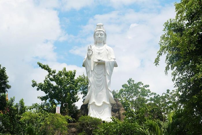 Tượng Quan thế âm Bồ tát tại chùa. Ảnh: Tường Vi – TTXVN