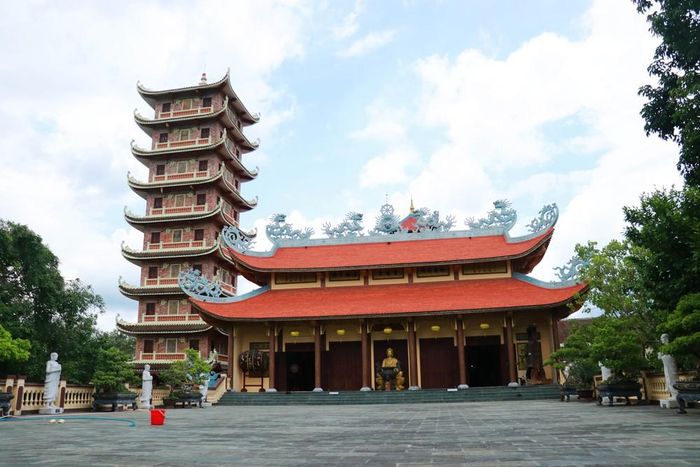 Ngày 21/5/2016, Tổ chức Kỷ lục Việt Nam xác lập kỷ lục bảo tháp thờ Phật và tôn trí Ngọc xá lợi Phật cao nhất Việt Nam. Ảnh: Tường Vi – TTXVN