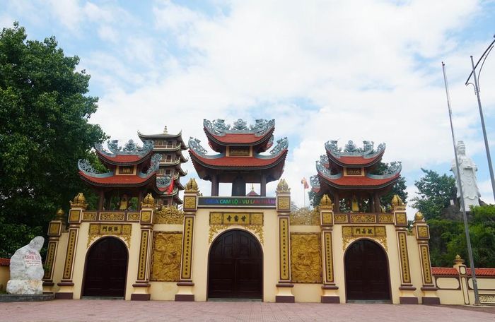 Cổng chùa Cam Lộ. Ảnh: Tường Vi – TTXVN