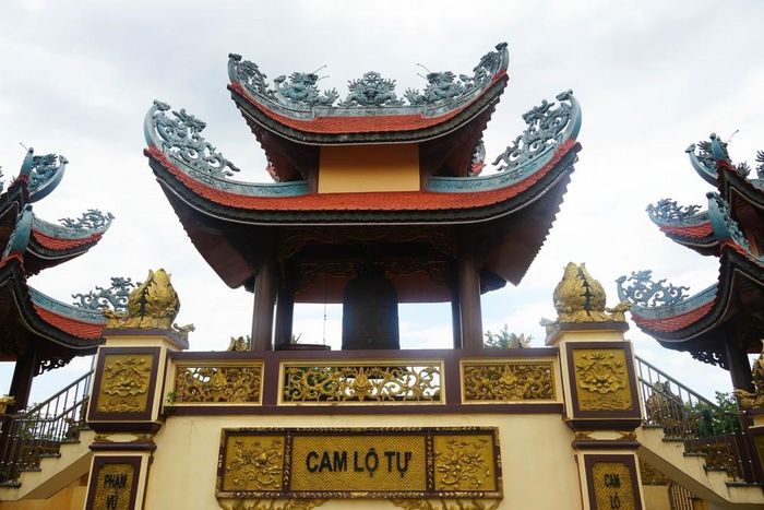 Với kiến trúc nổi bật, chùa Cam Lộ không chỉ là trung tâm sinh hoạt Phật giáo của phật tử tại địa phương mà còn là điểm hành hương của tăng ni, phật tử trong và ngoài tỉnh. Ảnh: Tường Vi – TTXVN