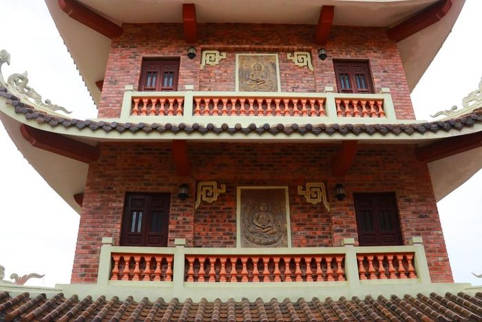 Mỗi tầng của bảo tháp đều thờ tượng Phật, riêng tầng 10 thờ tượng Phật và xá lợi Phật. Ảnh: Tường Vi – TTXVN