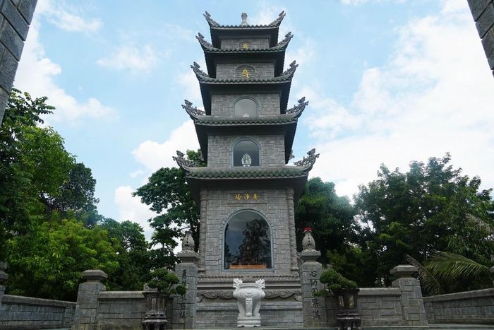 Với kiến trúc nổi bật, chùa Cam Lộ không chỉ là trung tâm sinh hoạt Phật giáo của phật tử tại địa phương mà còn là điểm hành hương của tăng ni, phật tử trong và ngoài tỉnh. Ảnh: Tường Vi – TTXVN