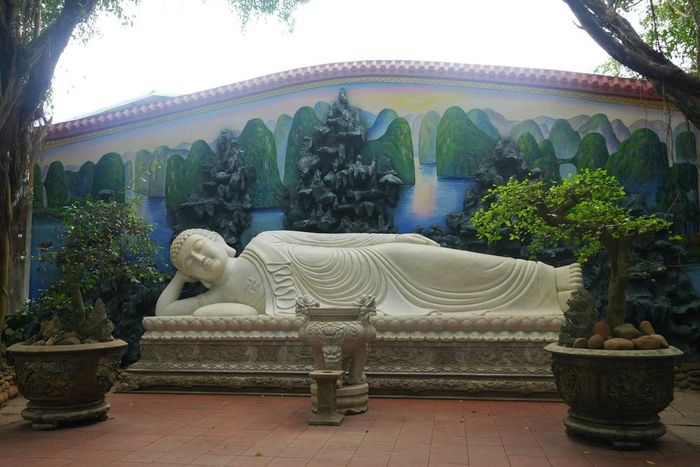 Tượng Phật nằm tại chùa Cam Lộ. Ảnh: Tường Vi – TTXVN