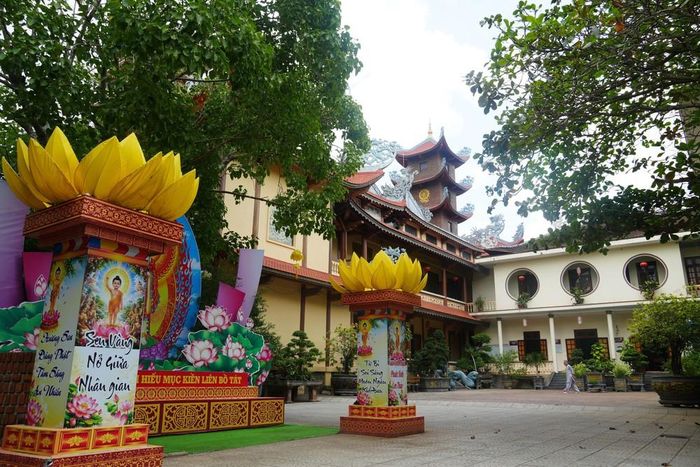 Chùa Cam Lộ được xây dựng từ năm 1940, đến nay trải qua nhiều biến thiên của lịch sử, chùa đã nhiều lần được trùng tu, tôn tạo. Ảnh: Tường Vi – TTXVN