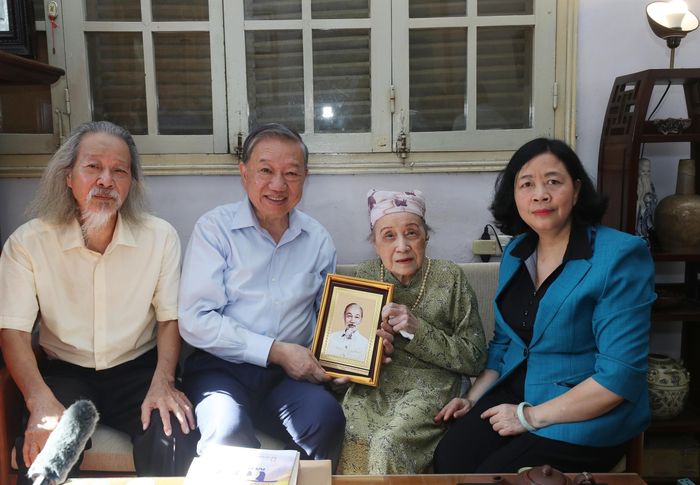 Tổng Bí thư, Chủ tịch nước Tô Lâm tặng chân dung Chủ tịch Hồ Chí Minh cho gia đình cố nhạc sĩ Văn Cao, tác giả Quốc ca Việt Nam. Ảnh tư liệu: Lâm Khánh - TTXVN