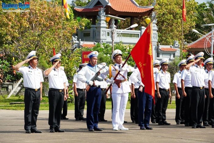 Thiêng liêng Lễ chào cờ hát Quốc ca ở Trường Sa