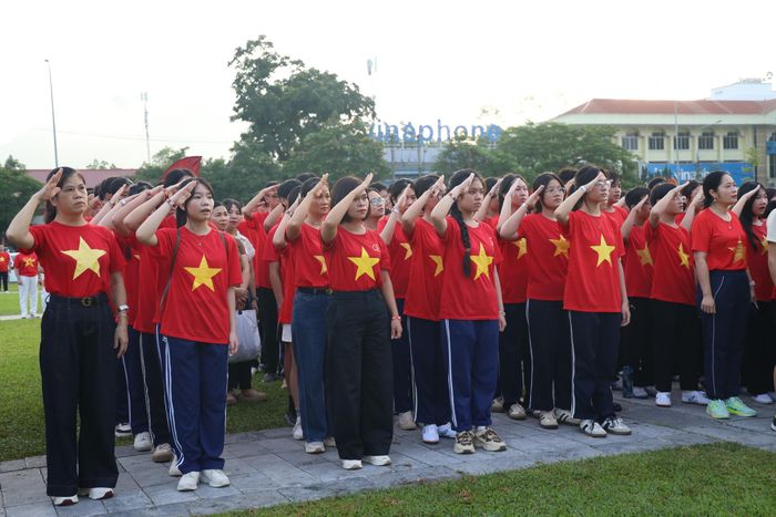 Người dân đồng loạt khoác lên mình áo đỏ sao vàng, hát Quốc ca và cùng tiến bước vì một Việt Nam đoàn kết. Ảnh: Quang Cường - TTXVN