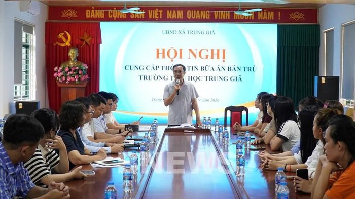 UBND xã Trung Giã cung cấp thông tin và thống nhất phương án tổ chức bữa ăn bán trú. Ảnh: Quốc Lũy/TTXVN