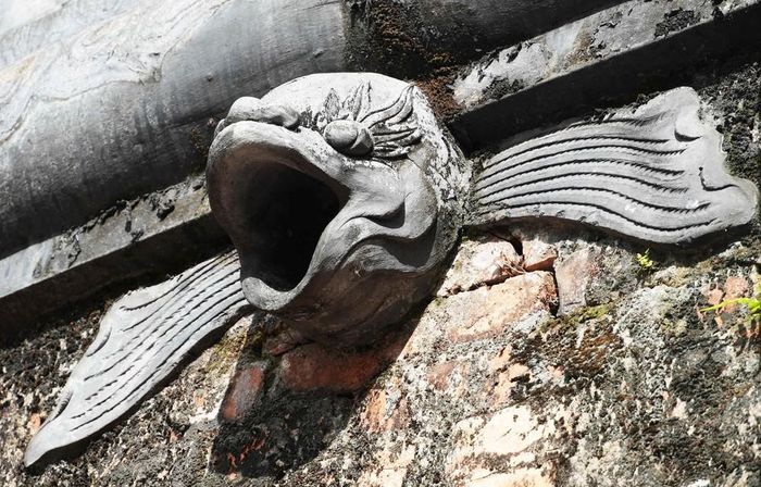 Máng xối thoát nước mưa hình cá chép độc đáo trên công trình di tích Hổ Quyền ở thành phố Huế. Ảnh: Nguyên Lý - TTXVN