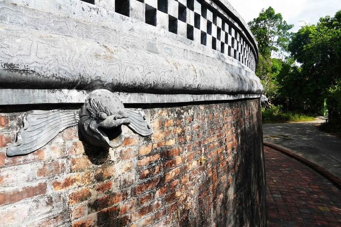 Máng xối thoát nước mưa hình cá chép độc đáo trên công trình di tích Hổ Quyền ở thành phố Huế. Ảnh: Nguyên Lý - TTXVN