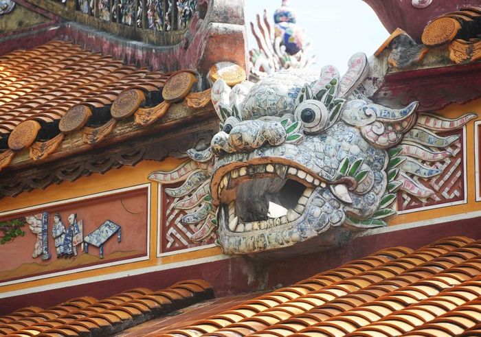 Máng xối thoát nước mưa hình rồng độc đáo, tinh tế trên mái phía bên phải của Triệu Tổ Miếu trong Đại Nội Huế. Ảnh: Nguyên Lý - TTXVN