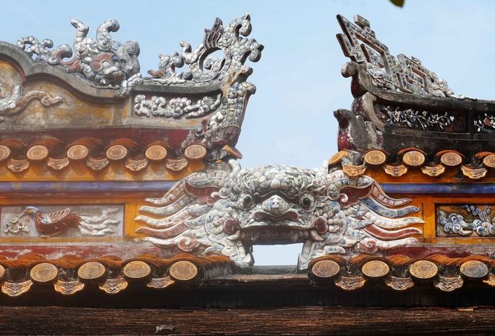 Máng xối thoát nước mưa hình rồng độc đáo, tinh tế trên mái của điện Long An trong Kinh thành Huế. Ảnh: Nguyên Lý - TTXVN