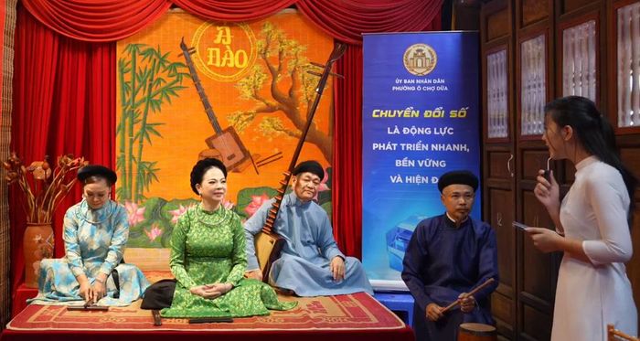 Các nghệ nhân ca trù trong phiên livestream tại Bích Câu Đạo quán
