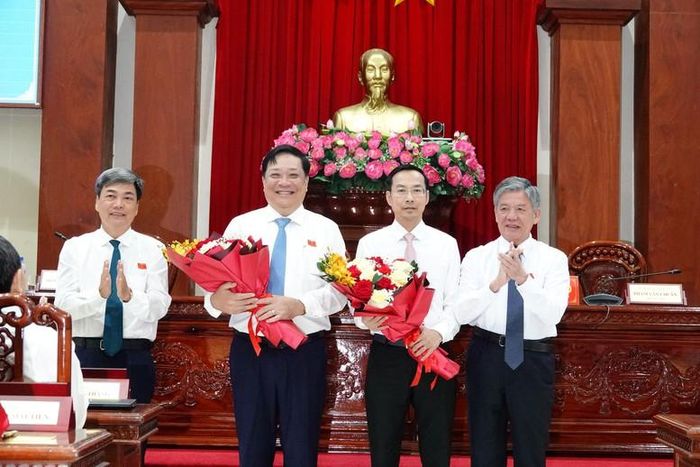 Bí thư Tỉnh ủy Đồng Tháp Ngô Chí Cường (phải) tặng hoa chúc mừng tân Chủ tịch UBND tỉnh Nguyễn Thanh Nhàn (thứ 2, bên phải) và tân Phó Tổng Thanh tra Chính phủ Phạm Thành Ngại (thứ 2, bên trái) - Ảnh: chinhphu.vn/Lê Sơn