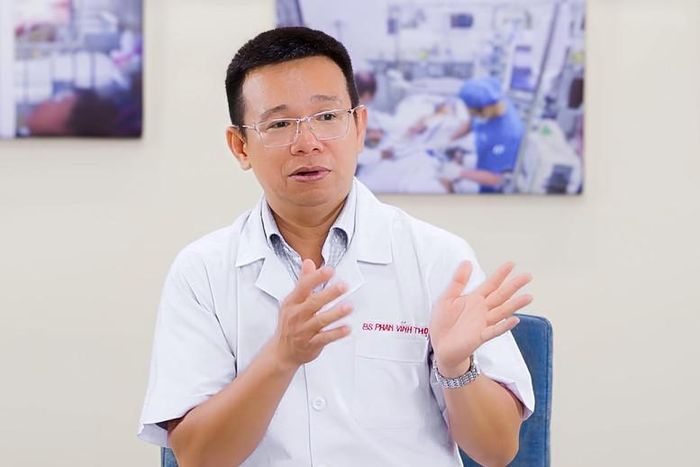 BS.CKII Phan Vĩnh Thọ - Trưởng khoa Nhiễm D, Bệnh viện Bệnh Nhiệt đới TPHCM: Bên cạnh các biện pháp phòng bệnh truyền thống, tiêm chủng là giải pháp bổ sung giúp phòng ngừa chủ động, góp phần giảm nguy cơ mắc bệnh và diễn tiến nặng