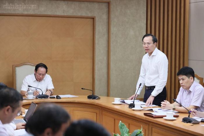 Thứ trưởng Bộ Giáo dục và Đào tạo Đoàn Trung Kiên báo cáo tại cuộc họp - Ảnh: chinhphu.vn/Thu Sa