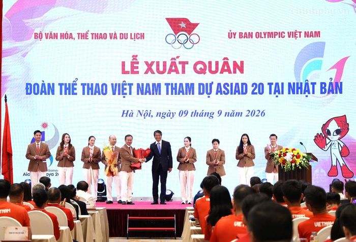 Đại sứ Nhật Bản tại Việt Nam Ito Naoki tặng hoa Đoàn Thể thao Việt Nam - Ảnh: chinhphu.vn/Thu Giang