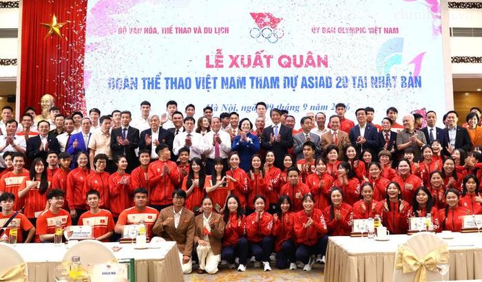 Phó Thủ tướng Phạm Thị Thanh Trà và các đại biểu, vận động viên chụp ảnh lưu niệm.Ảnh: chinhphu.vn/Thu Giang