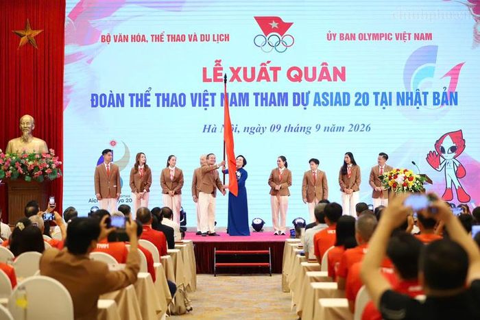 Phó Thủ tướng Phạm Thị Thanh Trà trao cờ cho Đoàn Thể thao Việt Nam tham dự ASIAD 20 tại Nhật Bản - Ảnh: chinhphu.vn/Thu Giang