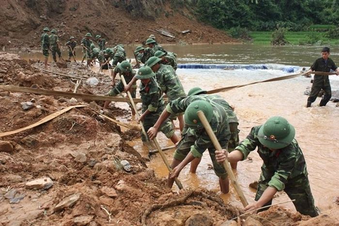 Lực lượng quân đội tham gia giúp nhân dân khắc phục hậu quả thiên tai - Ảnh: Báo QĐND