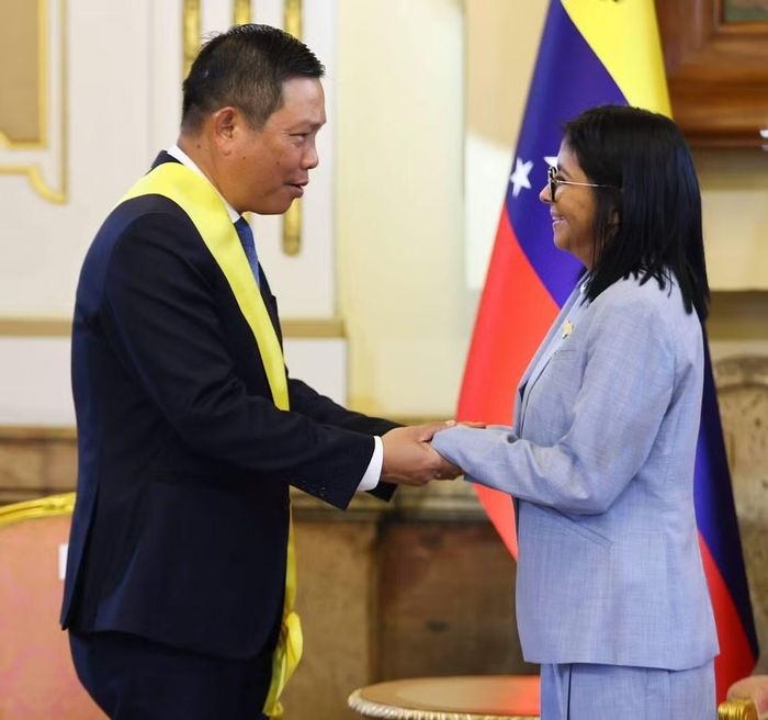  Quyền Tổng thống Venezuela Delcy Rodríguez chúc mừng Đại sứ Vũ Trung Mỹ. ﻿(Ảnh: Đại sứ quán Việt Nam tại Venezuela cung cấp) 
