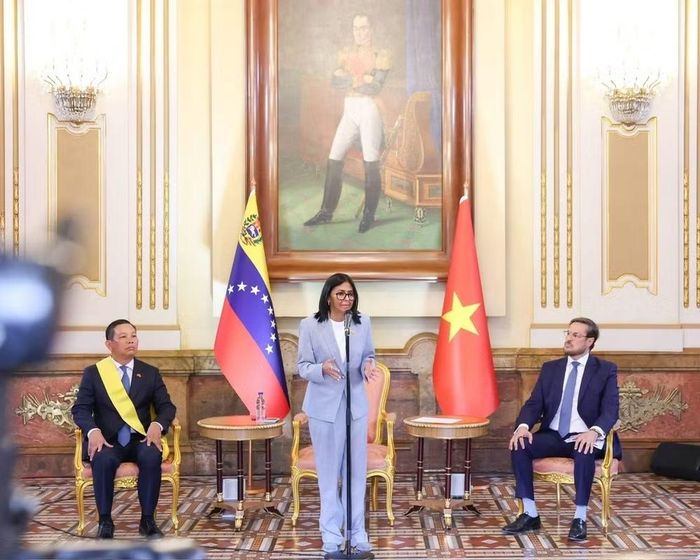 Quyền Tổng thống Venezuela Delcy Rodríguez phát biểu tại Lễ trao tặng Huân chương Francisco de Miranda hạng Nhất cho Đại sứ Vũ Trung Mỹ. (Ảnh: Đại sứ quán Việt Nam tại Venezuela cung cấp)