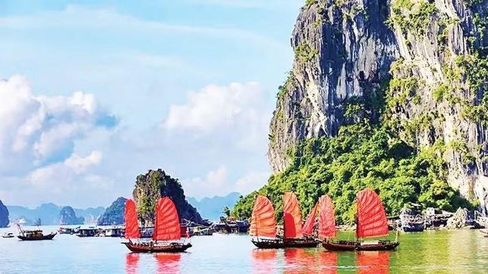 Sản phẩm du lịch thuyền buồm ba vách trên Vịnh Hạ Long đã mang đến cho du khách những trải nghiệm mới mẻ.