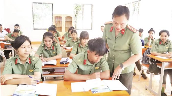 Trong giờ học của cô và trò Trường Văn hóa Công an nhân dân II. (Ảnh: CÔNG LÝ)