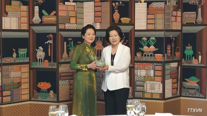 Phu nhân Nguyễn Thị Thanh Nga nhận quà lưu niệm từ Phu nhân Chủ tịch Quốc hội Hàn Quốc. (Ảnh: Đào Lâm/TTXVN)