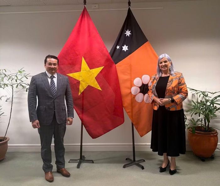 Tổng Lãnh sự Phạm Hải Anh và Bộ trưởng Thương mại, Kinh doanh và Quan hệ châu Á Robyn Cahill. (Ảnh: Tổng Lãnh sự quán Việt Nam tại Perth cung cấp)