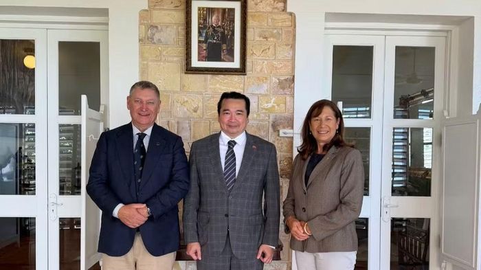 Tổng Lãnh sự Phạm Hải Anh chụp ảnh kỷ niệm cùng Thống đốc Lãnh thổ Bắc Australia David Connolly và Phu nhân. (Ảnh: Tổng Lãnh sự quán Việt Nam tại Perth cung cấp)