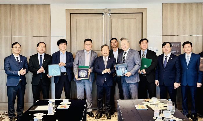  Chủ tịch Ủy ban nhân dân Thành phố Hà Nội Vũ Đại Thắng﻿ chụp ảnh cùng Liên minh đầu tư gồm Tập đoàn Jeju Semiconductor, APACT (Hàn Quốc) và Tập đoàn FPT (Việt Nam). (Ảnh: TTXVN) 