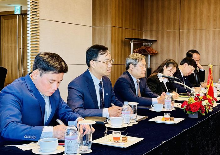 Chủ tịch Ủy ban nhân dân Thành phố Hà Nội Vũ Đại Thắng cùng các đại biểu trong cuộc làm việc với các tập đoàn Hàn Quốc. (Ảnh: TTXVN)