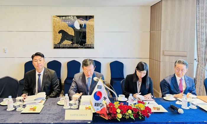 Chủ tịch Ủy ban nhân dân Thành phố Hà Nội Vũ Đại Thắng làm việc với ông Shin Dong-bin, Chủ tịch Tập đoàn Lotte và Ban lãnh đạo. (Ảnh: TTXVN)