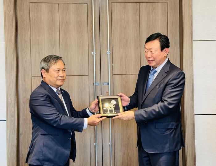 Chủ tịch Ủy ban nhân dân Thành phố Hà Nội Vũ Đại Thắng tặng quà ông Shin Dong-bin, Chủ tịch Tập đoàn Lotte và Ban lãnh đạo. (Ảnh: TTXVN)