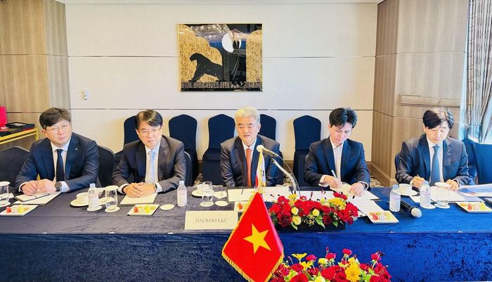 Chủ tịch Ủy ban nhân dân Thành phố Hà Nội Vũ Đại Thắng làm việc với Ban lãnh đạo Tập đoàn Daewoo E&C. (Ảnh: TTXVN)