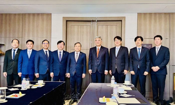 Chủ tịch Ủy ban nhân dân Thành phố Hà Nội Vũ Đại Thắng chụp ảnh với ông Jung Won Ju, Chủ tịch Tập đoàn Daewoo E&C và Ban lãnh đạo. (Ảnh: TTXVN)