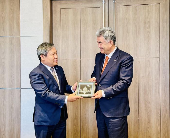 Chủ tịch Ủy ban nhân dân Thành phố Hà Nội Vũ Đại Thắng tặng quà ông Jung Won Ju, Chủ tịch Tập đoàn Daewoo E&C. (Ảnh: TTXVN)