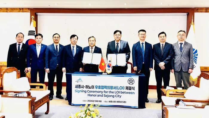 Chủ tịch Ủy ban nhân dân thành phố Hà Nội Vũ Đại Thắng và thị trưởng thành phố Sejong Jo Sang-ho chụp ảnh lưu niệm cùng các đại biểu tham dự buổi lễ. (Ảnh: Nhật Hưng/TTXVN)