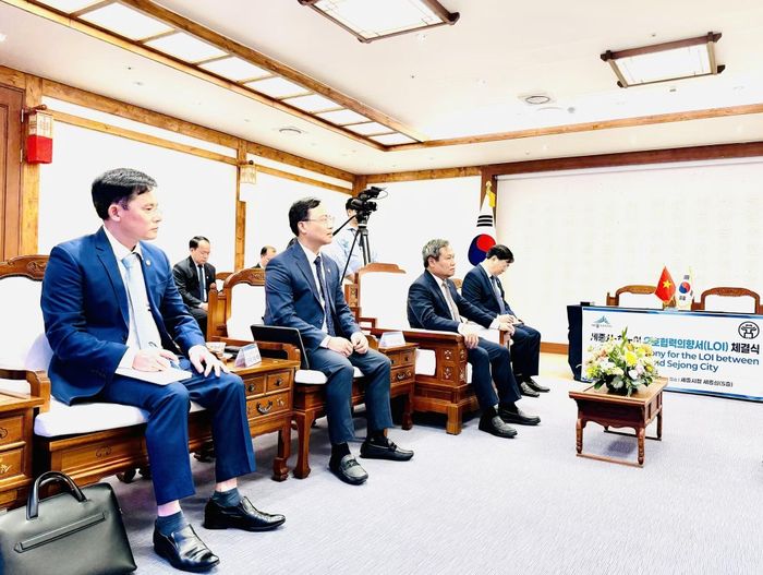 Chủ tịch Ủy ban nhân dân thành phố Hà Nội Vũ Đại Thắng cùng các đại biểu. (Ảnh: Nhật Hưng/TTXVN)