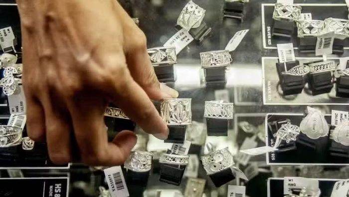 Trang sức bạc được trưng bày tại một cửa tiệm ở Indonesia. (Ảnh: Tân Hoa xã)