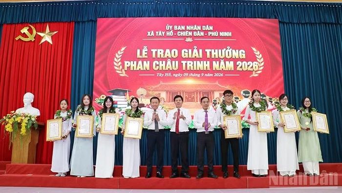 Các đại biểu lãnh đạo trao Giải thưởng Phan Châu Trinh năm 2026 cho các cá nhân. (Ảnh: ANH QUÂN)