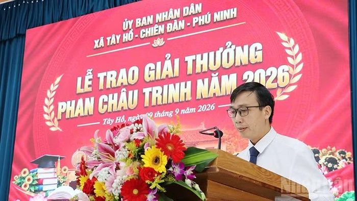 Phó Chủ tịch Ủy ban nhân dân xã Tây Hồ Phan Văn Ba phát biểu tại lễ trao giải. (Ảnh: ANH QUÂN)
