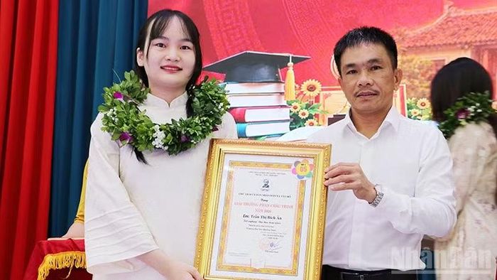 Đồng chí Phan Thái Sơn, quyền Trưởng Cơ quan đại diện Báo Nhân Dân tại miền trung-Tây Nguyên trao giải thưởng Phan Châu Trinh năm 2026. (Ảnh: ANH QUÂN)