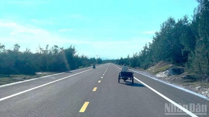 Một đoạn đường qua xã Cam Hồng đã hoàn thành thuộc dự án đường ven biển Quảng Trị. (Ảnh: HG)