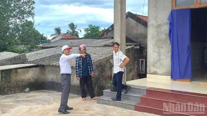 Cán bộ lãnh đạo xã Sen Ngư trao đổi, đối thoại, vận động chủ gia đình (người đứng giữa) đồng ý phương án giải phóng mặt bằng thi công hoàn thiện tuyến đường. (Ảnh: HG)